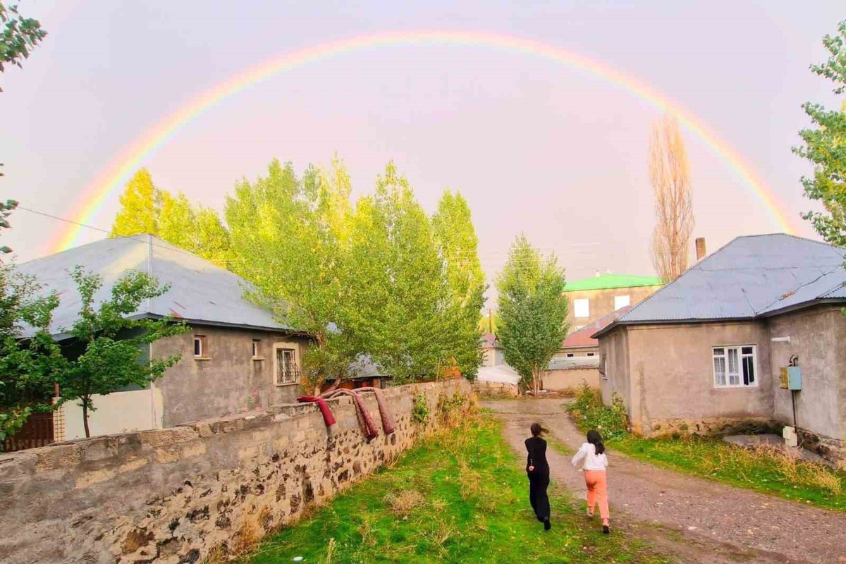 Ağrı Patnos\'ta yağmur sonrası beliren gökkuşağı gökyüzünü renklendirdi