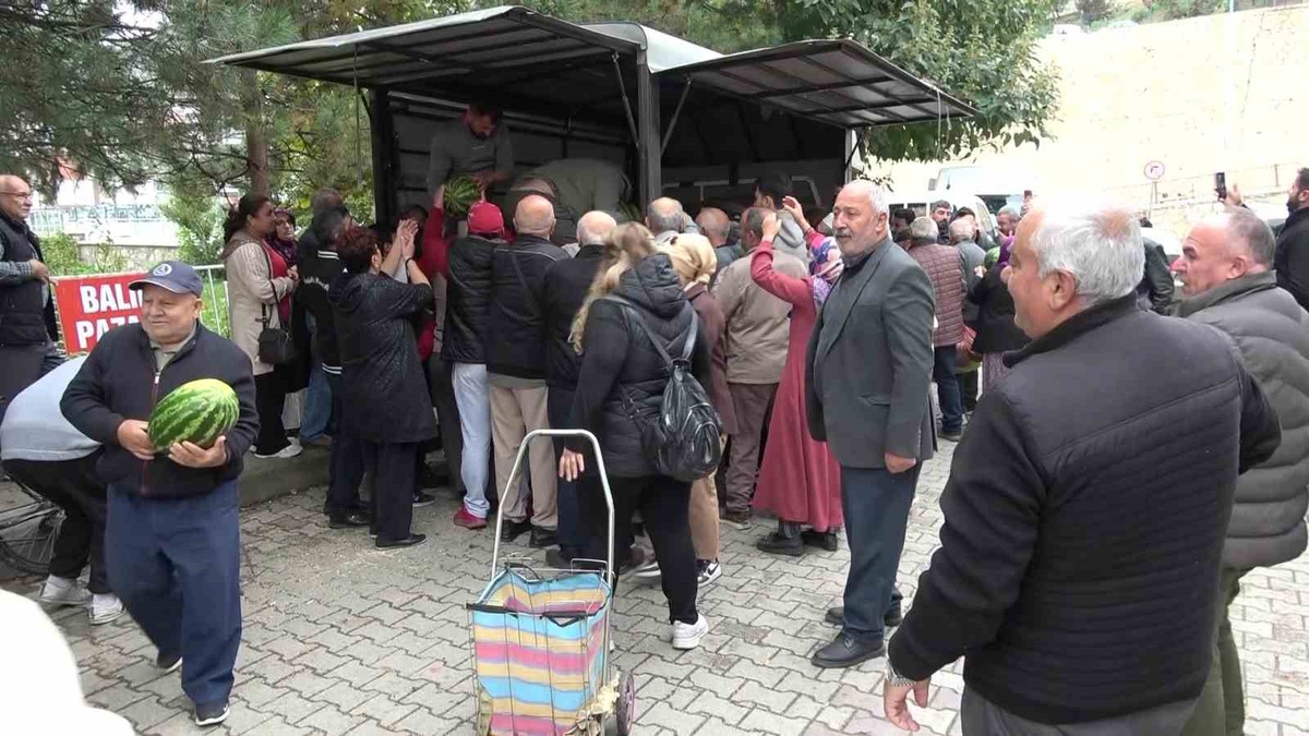 Amasyalı pazarcı sezonu böyle kapattı: 10 ton karpuz vatandaşa bedava