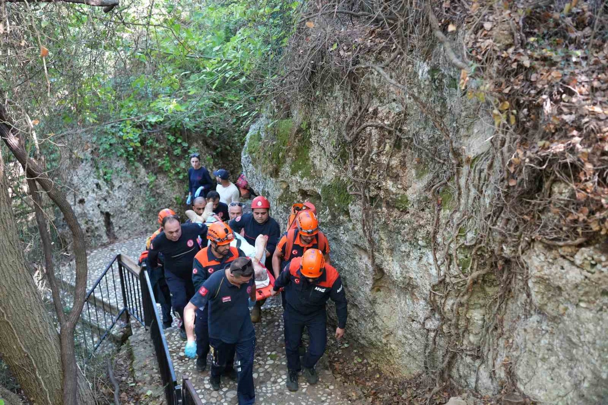 Antalya Aksu\'da 6 metrelik yamaçtan düşen 69 yaşındaki kadın hastaneye kaldırıldı