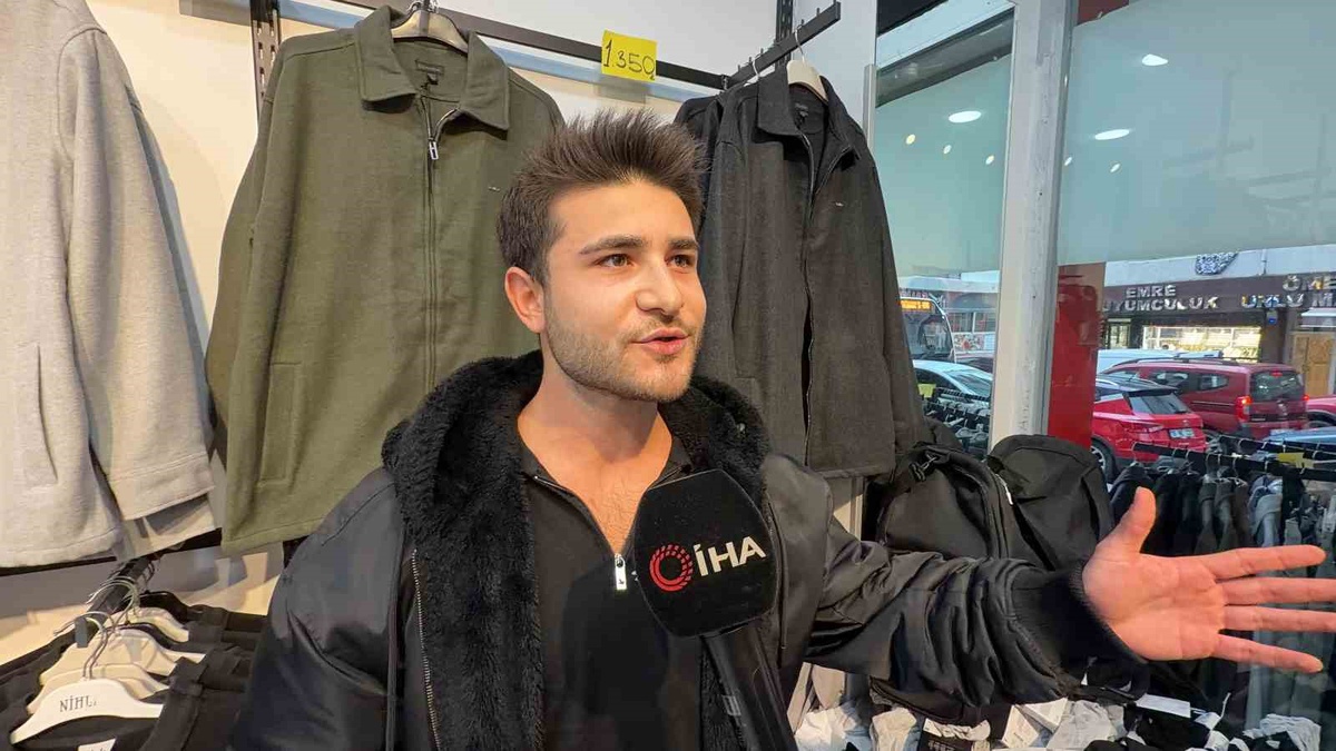 Mağazaya kız çocuğuyla girip askılı kıyafetleri koluna dizdi, ödemeden çıktı