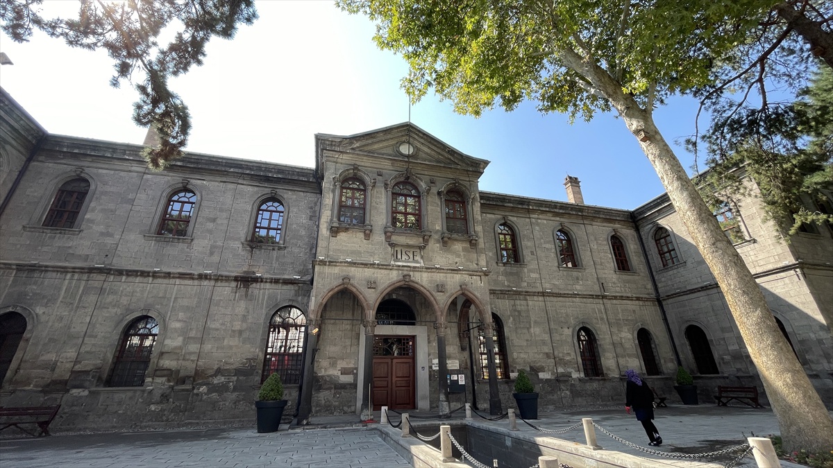 Sakarya\'da şehit olan öğrencilerin okulu Taş Mektep 133 yıldır eğitimde