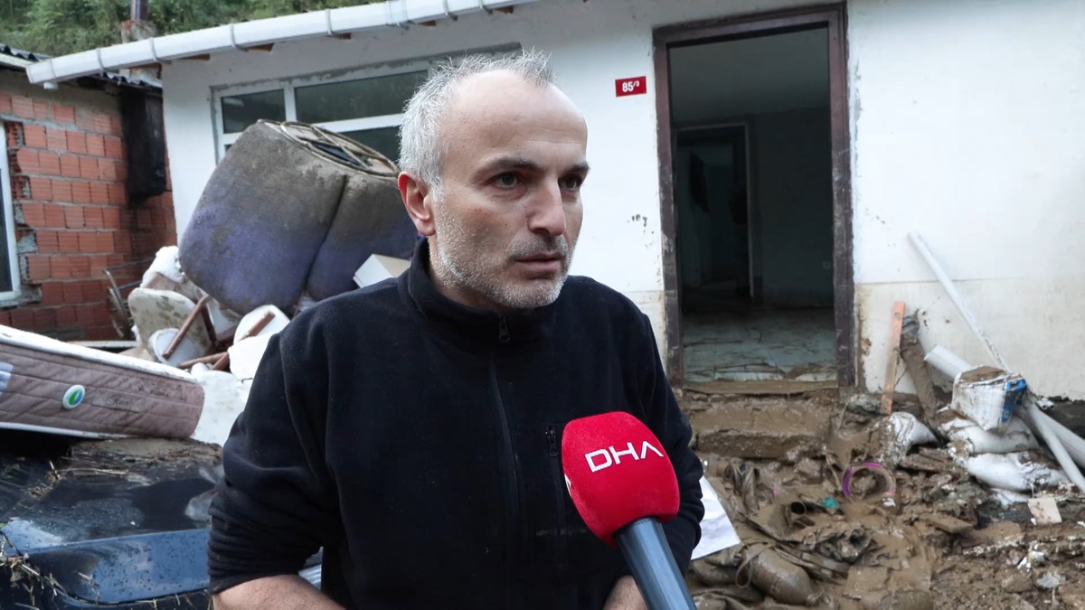 Sarıyer Ayazağa\'da jandarma ekipleri çamur dolan evlerde temizliğe destek verdi