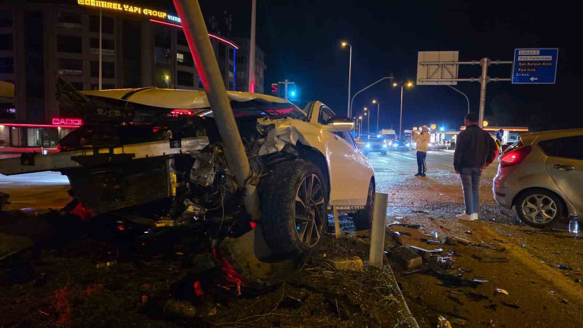 Bandırma\'da kırmızı ışık ihlali iddiasıyla çarpışan iki otomobilde 3 kişi yaralandı