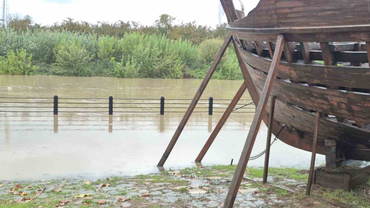 Bartın Irmağı Yalı\'da taşarak park alanını doldurdu, polis girişleri kapattı