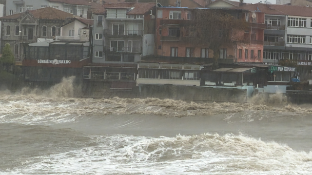 Bartın'ı fırtına vurdu! Amasra’da dalgalar 6 metreye ulaştı, tekneler limana sığındı