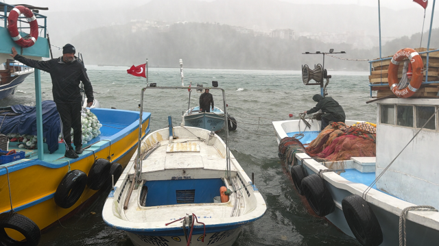 Bartın'ı fırtına vurdu! Amasra’da dalgalar 6 metreye ulaştı, tekneler limana sığındı