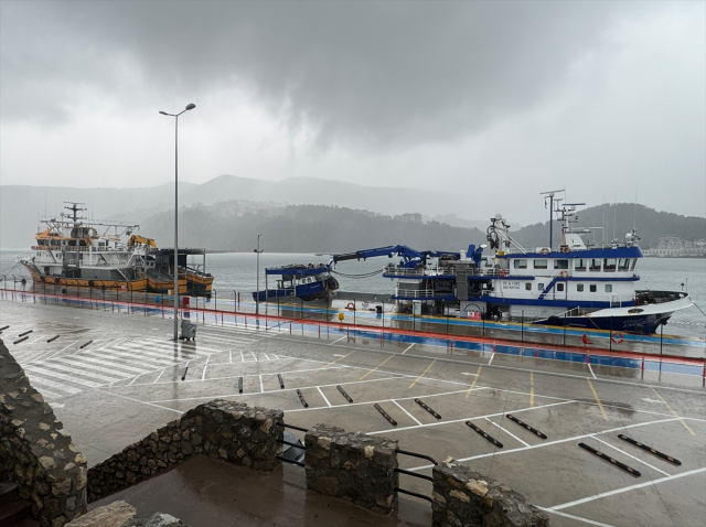 Bartın'ı fırtına vurdu! Amasra’da dalgalar 6 metreye ulaştı, tekneler limana sığındı