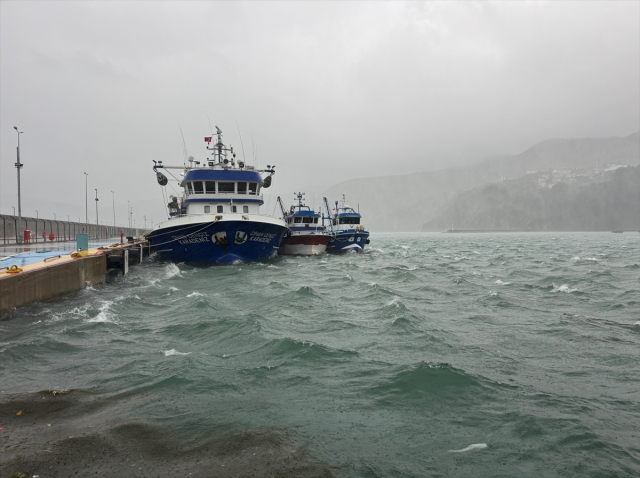 Bartın'ı fırtına vurdu! Amasra’da dalgalar 6 metreye ulaştı, tekneler limana sığındı