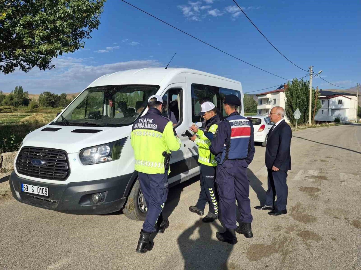 Bayburt\'ta öğrenci servis araçları trafik jandarmasıyla birlikte denetlendi