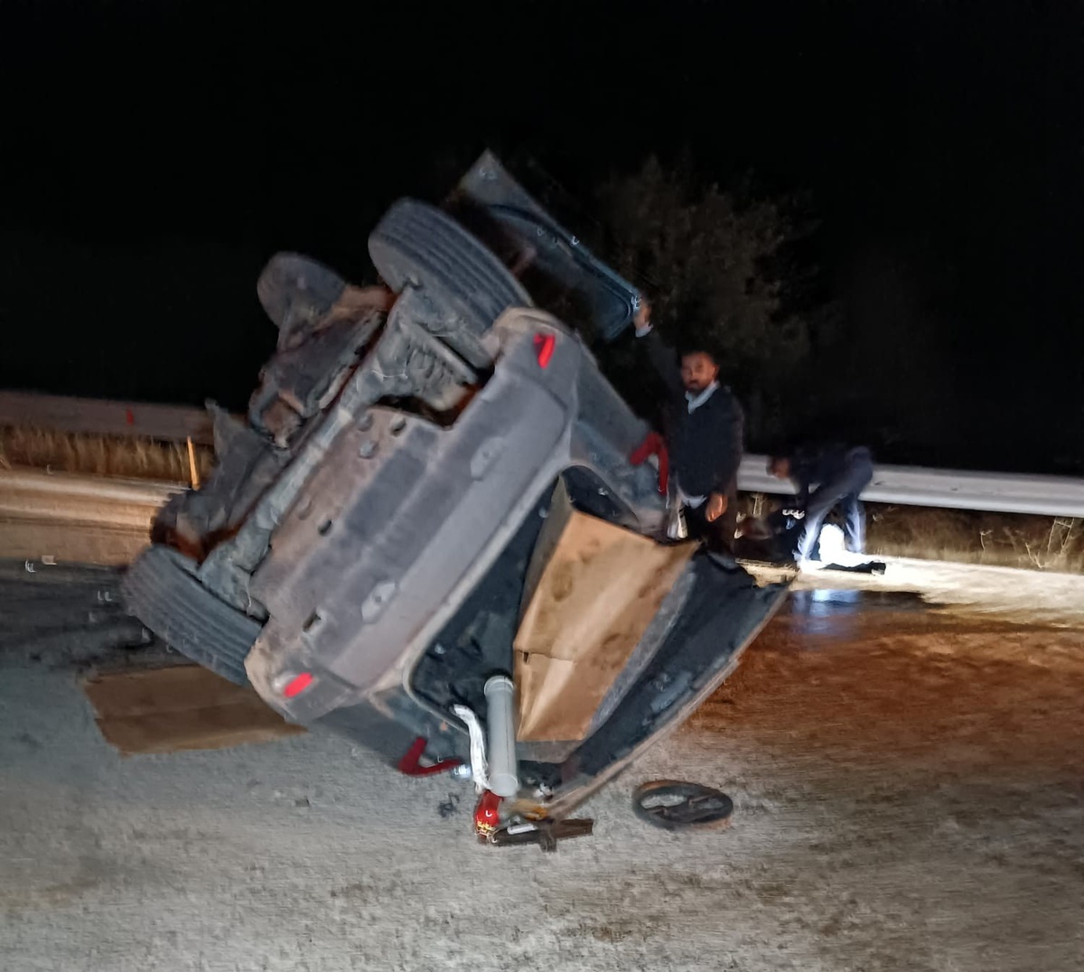 Malatya Hekimhan\'da beton mikseriyle çarpışan araç devrildi, 2 kişi yaralandı