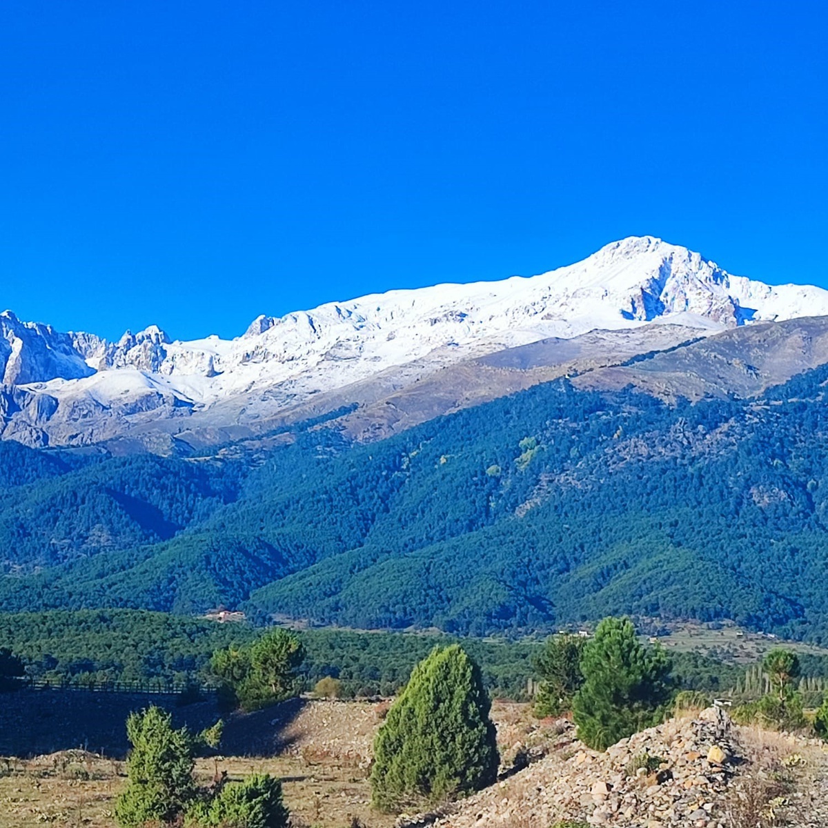 Beyşehir\'de Anamas Dağı\'nın zirvesine mevsimin ilk karı düştü, beyaz örtü oluştu