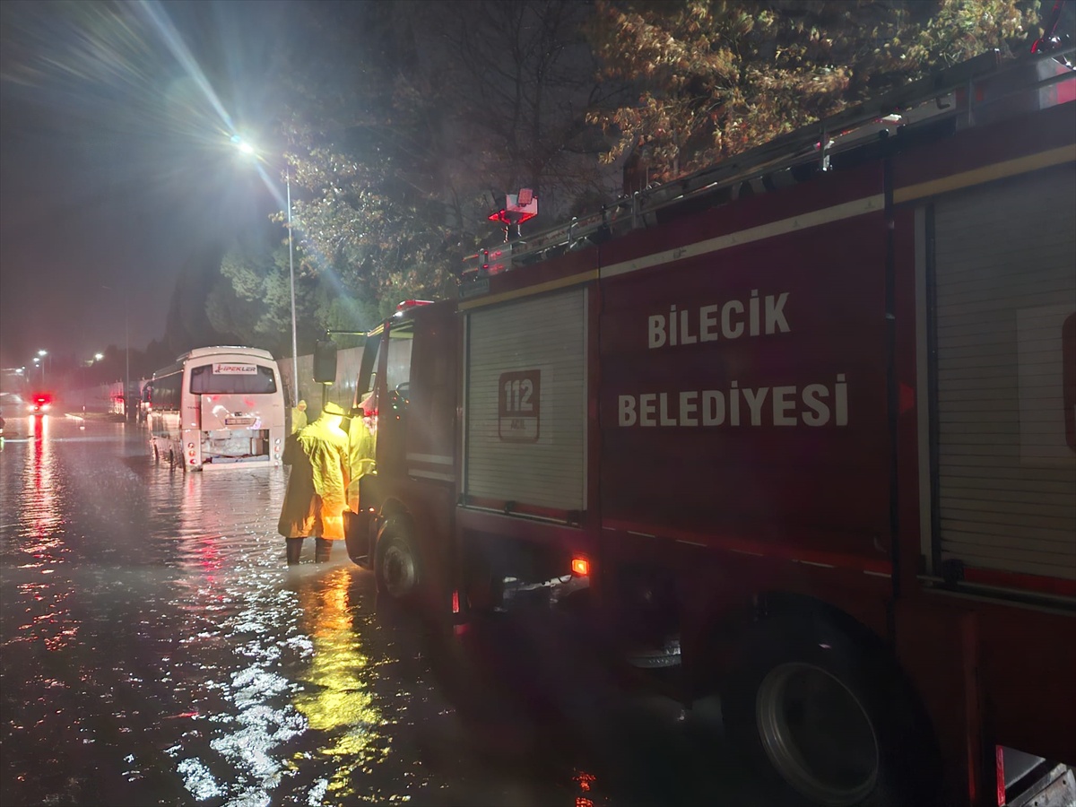 Bilecik 1. OSB\'de mahsur kalan işçi servisi AFAD ve itfaiye ekiplerince kurtarıldı