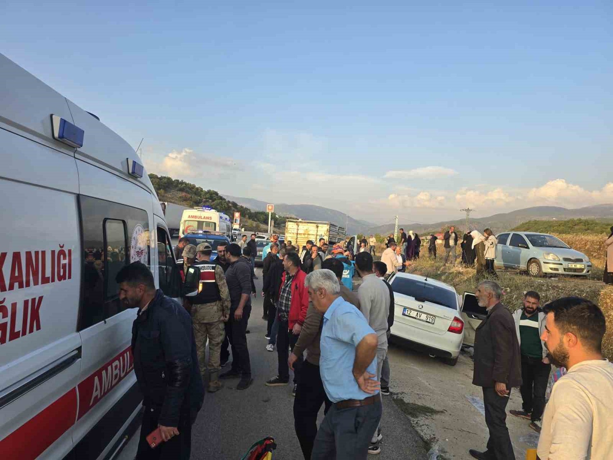 Bingöl\'de kontrolden çıkan otomobilde 1\'i ağır 3 kişi yaralandı