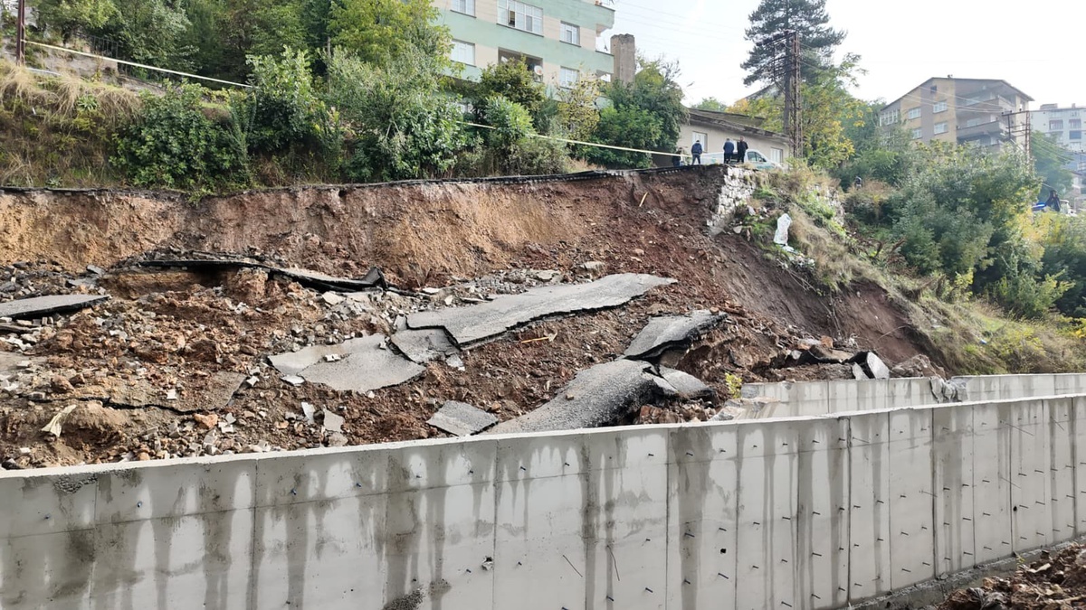 Bitlis\'te aşırı yağış sonrası Vedat Demiröz Sokak\'ta çökme oluştu, can kaybı yok