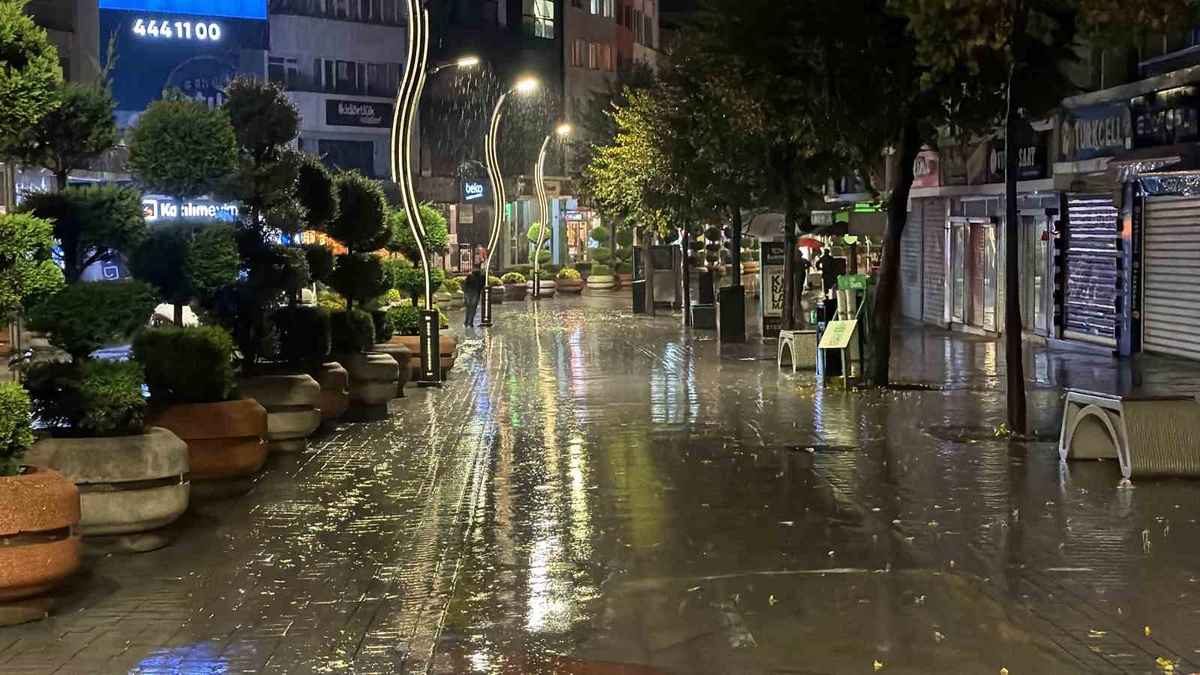 Bolu\'da etkisini artıran sağanak bazı evleri su bastı, sokaklarda birikinti oluştu