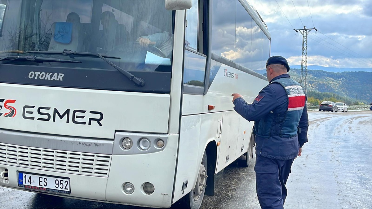 Bolu\'da Yedigöller yolu 3 saatlik çalışmayla açıldı, kış lastiği olmayan geçemiyor