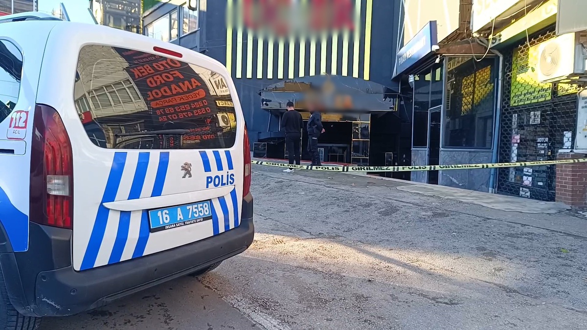 Bursa\'da eğlence mekanı otomobilden ateşe tutuldu, polis şüpheliyi arıyor