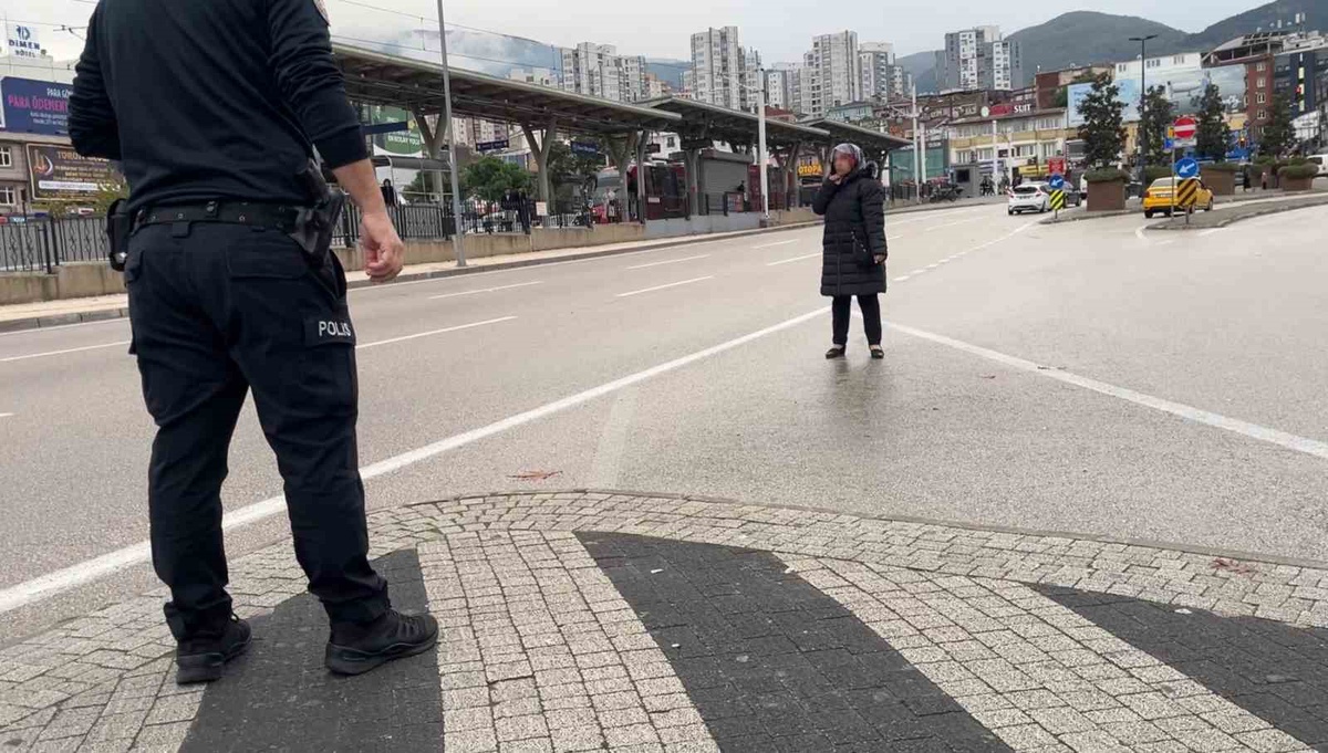 Bursa Osmangazi\'de 35 yaşındaki kadın boğazına bıçak dayayıp trafiği kilitledi