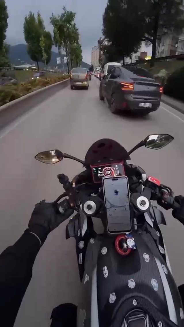 Bursa'da otomobilden kaçan motosiklet başka otomobile çarptı, anı kask kamerasında