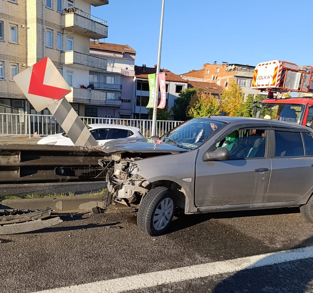 Bursa İnegöl\'de kontrolden çıkan otomobil bariyerlere çarptı, sürücü ve eşi yaralandı
