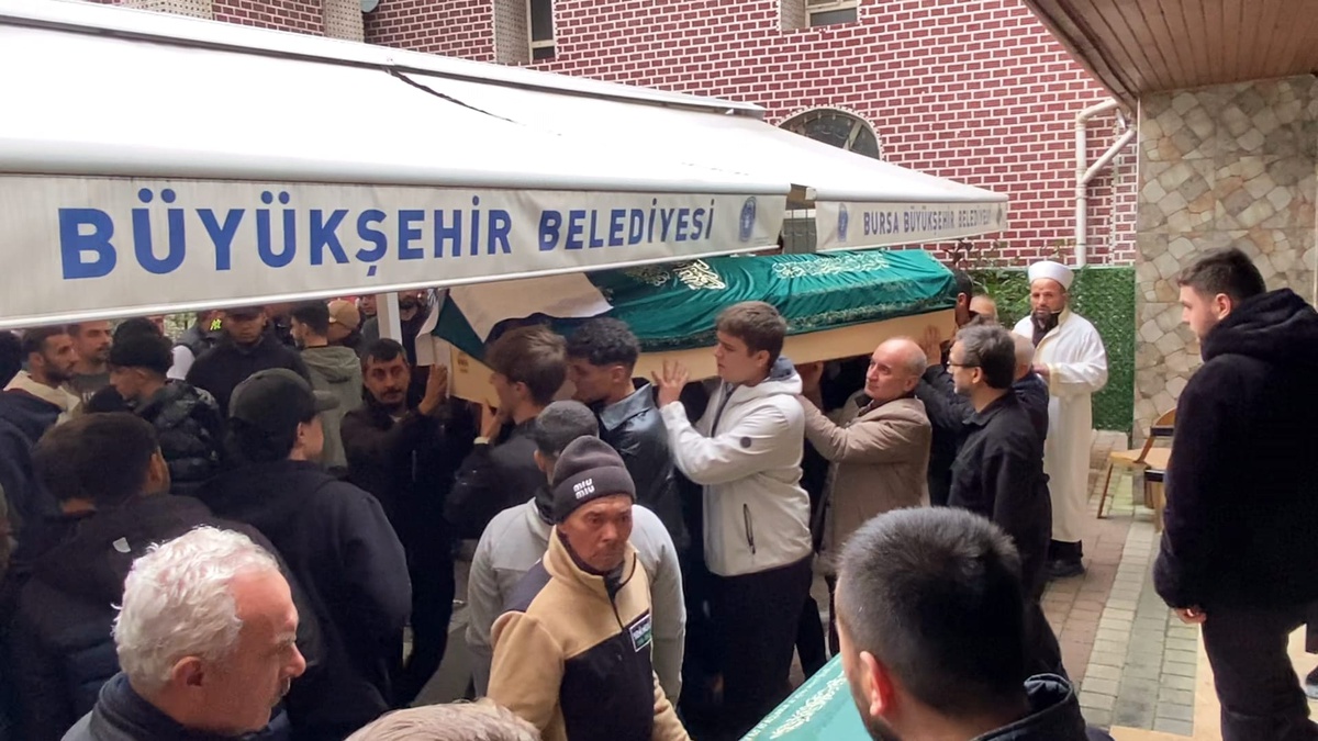 İnegöl\'de kavgada bıçaklanan Emre Acar, Çinili Camisi\'ndeki törenle toprağa verildi