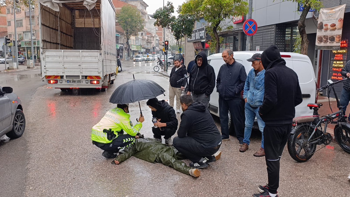 Bursa İnegöl\'de yaralı 17 yaşındaki sürücünün başında kadın polis şemsiyeyle bekledi