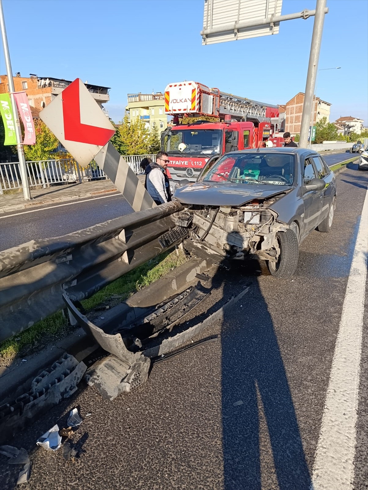 Bursa İnegöl\'de refüje çarpan otomobilde 2 kişi yaralanarak hastaneye kaldırıldı.