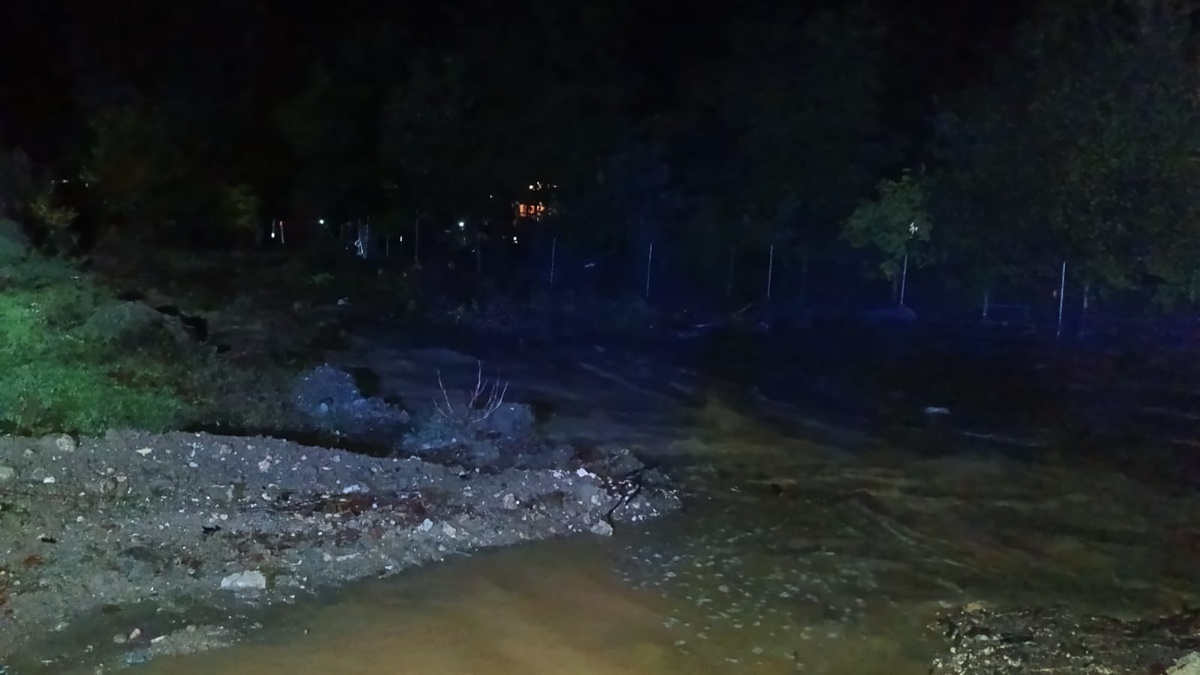 Bursa İnegöl\'de sağanakta köprü çöktü, mahsur kalan sürücüler kurtarıldı