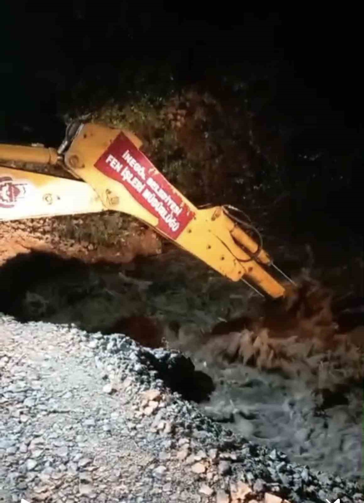 Bursa İnegöl\'de yoğun yağış köprüyü çökertti, mahsur kalan sürücüler kurtarıldı