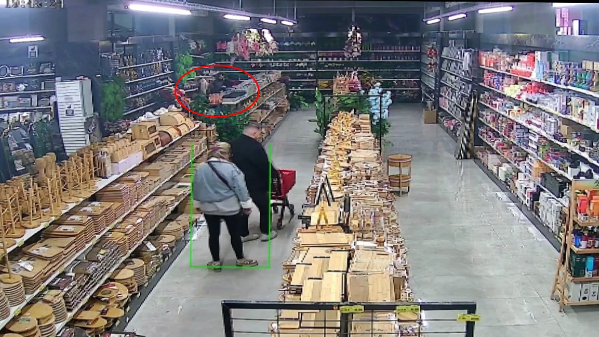 Nilüfer\'de kontrolden çıkan minibüs dükkanın camını kırıp girdi, alışveriş yapan 2 kişi kıl payı kurtuldu