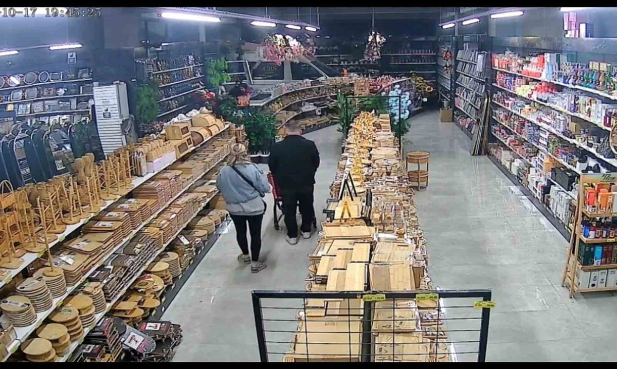 Bursa\'da kontrolden çıkan servis aracı züccaciye mağazasına girdi, yaralanan olmadı