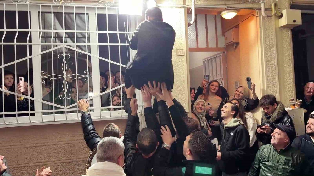 Bursa\'da damat, sağanak altında evinin duvarına tırmanarak hünerlerini sergiledi