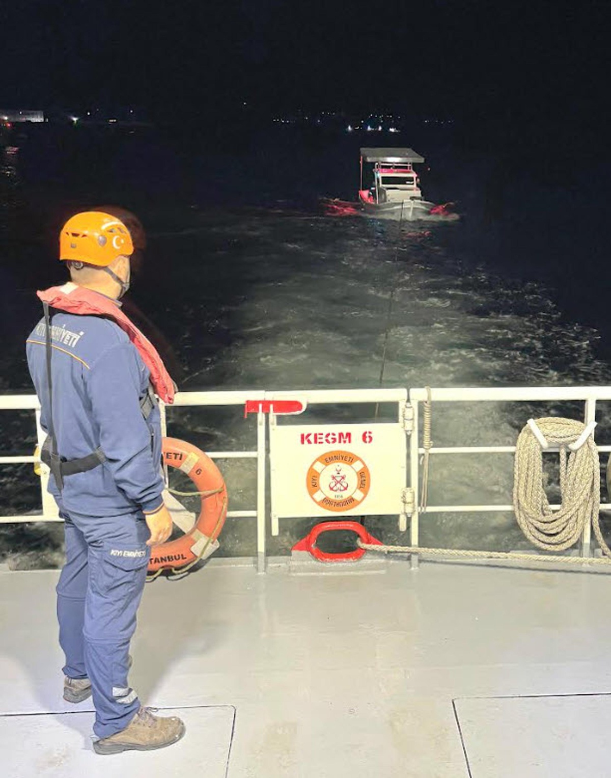 Çanakkale Boğazı\'nda sürüklenen 7 metrelik tekne, 2 kişiyle Lapseki\'ye yedeklendi