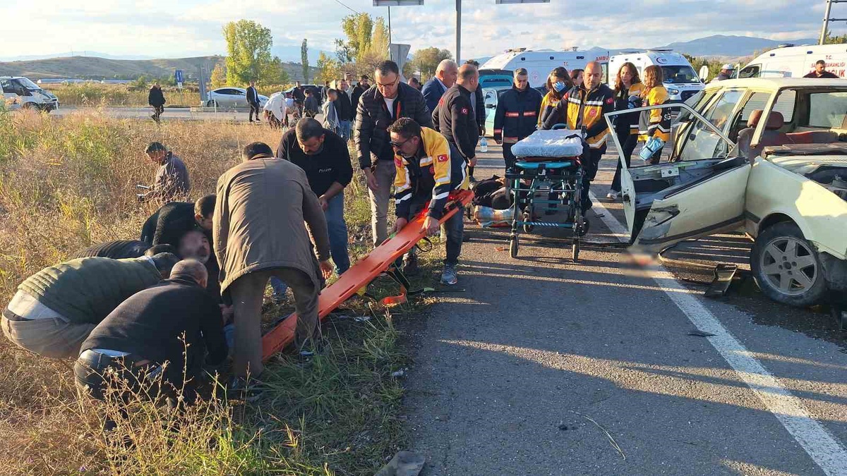 Çorum\'da kavşakta çarpışan iki otomobilden biri alev aldı, 7 kişi yaralandı