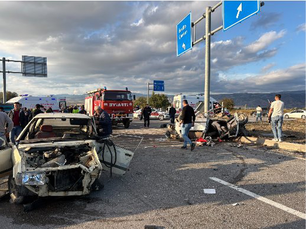 Çorum İskilip\'te otomobiller çarpıştı, biri takla attı, 5\'i aynı aileden 7 kişi yaralandı