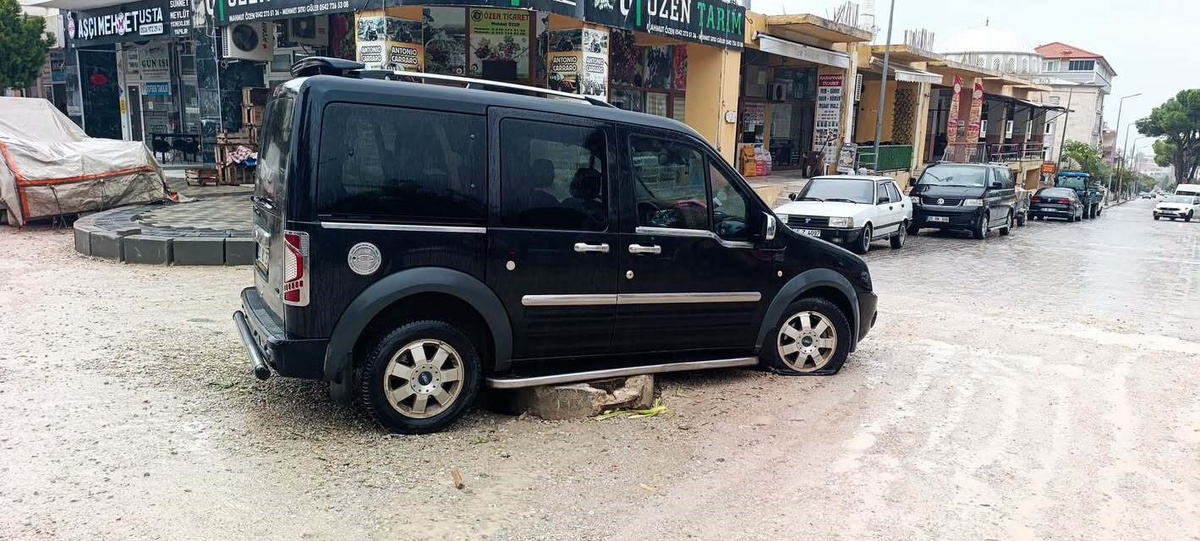 Denizli Buldan\'da yol çalışmasında güvenlik eksikliği maddi hasarlı kazaya yol açtı
