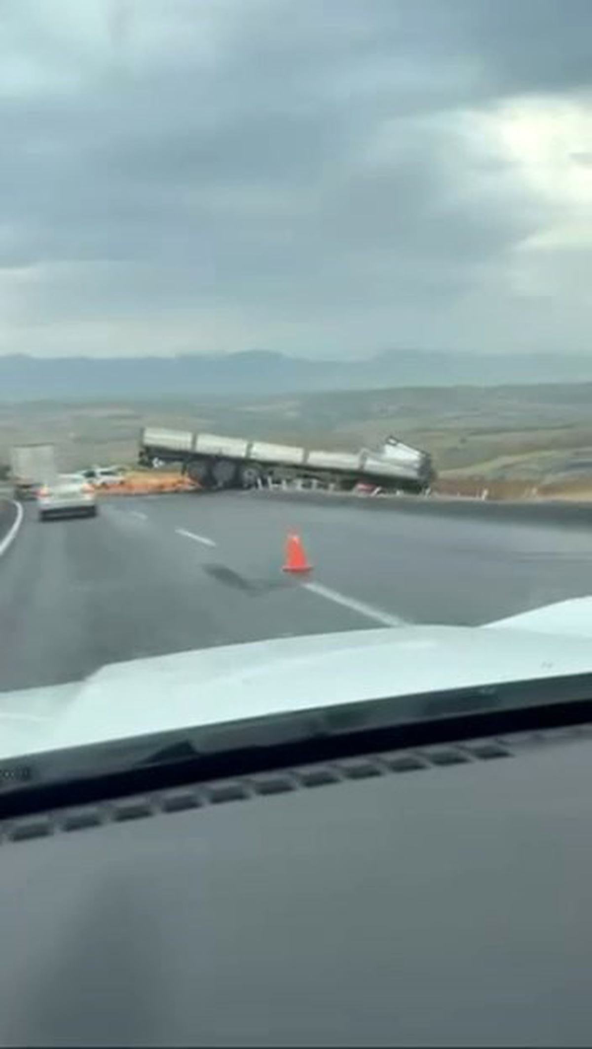 Diyarbakır\'da kontrolden çıkan tır yoldan çıktı, 1 kişi yaralandı