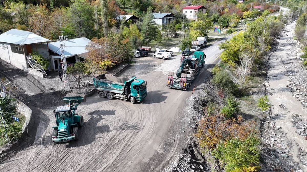 Erzurum Uzundere\'de sel ve rusubatı DSİ 8. Bölge ekipleri temizliyor