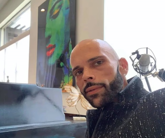 Dünyaca ünlü şarkıcı evinin havuzunda ölü bulundu