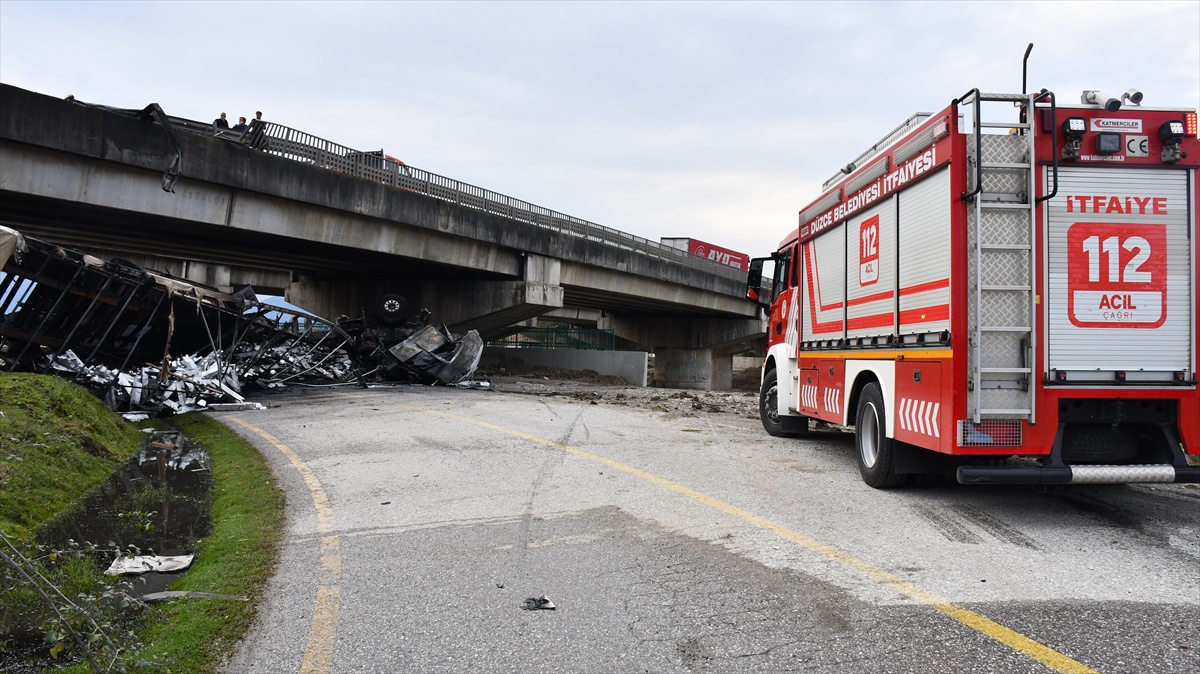 Düzce\'de otomobille çarpışan tır 15 metreden düşüp yandı, sürücü atlayınca kurtuldu