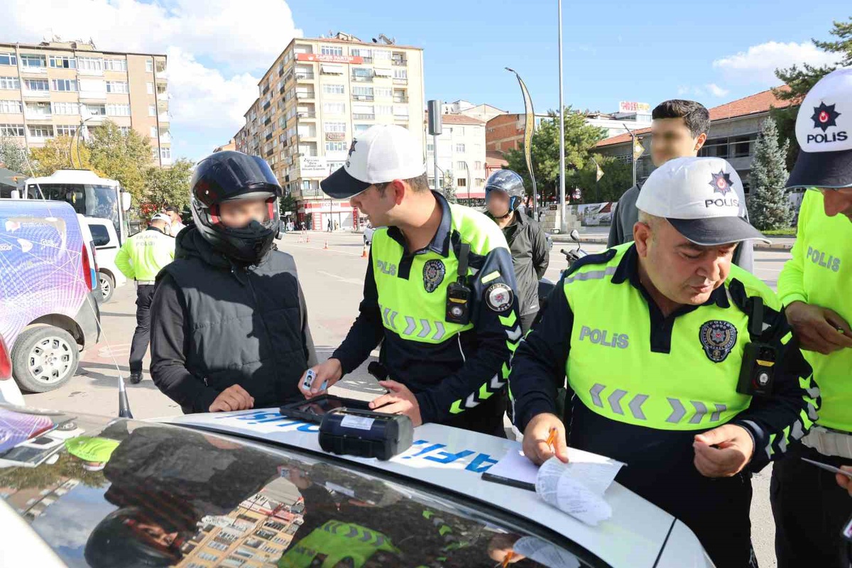 Elazığ\'da motosiklet sürücüleri denetlendi, kurallara uymayanlara ceza kesildi
