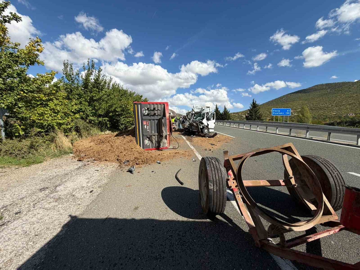 Elazığ-Malatya karayolunda minibüs gübre yüklü traktöre çarptı, 1 kişi yaralandı