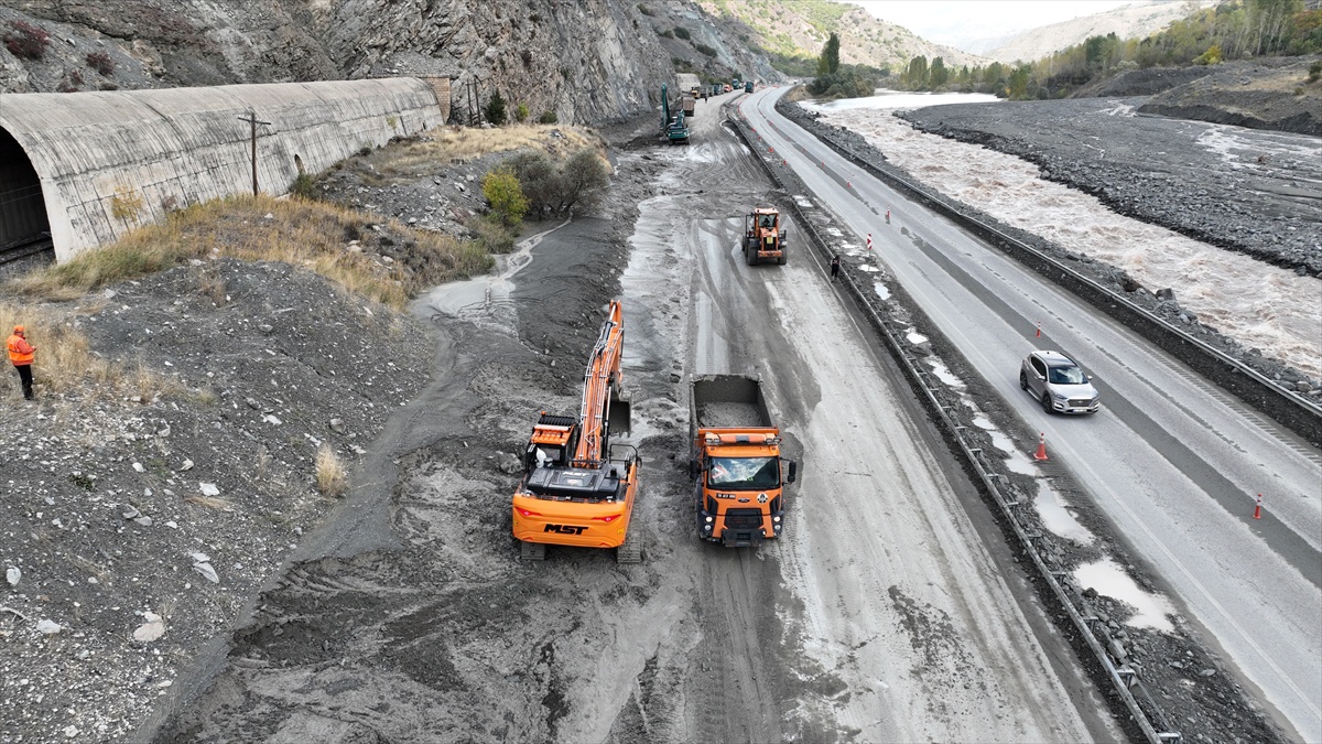 Erzincan-Erzurum yolunda heyelanın büyüklüğü dronla görüntülendi, tek şerit açılıyor