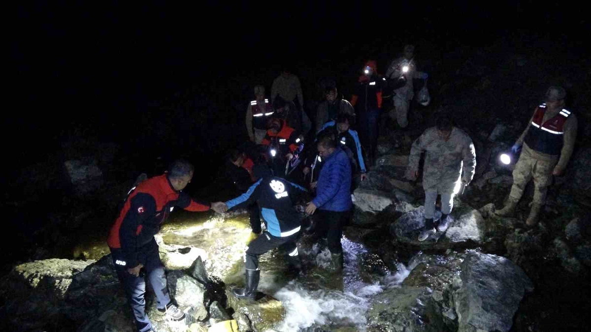 Erzurum Pasinler\'de kamp yapan adam kalp krizinden öldü, ekipler 3 kişiyi kurtardı