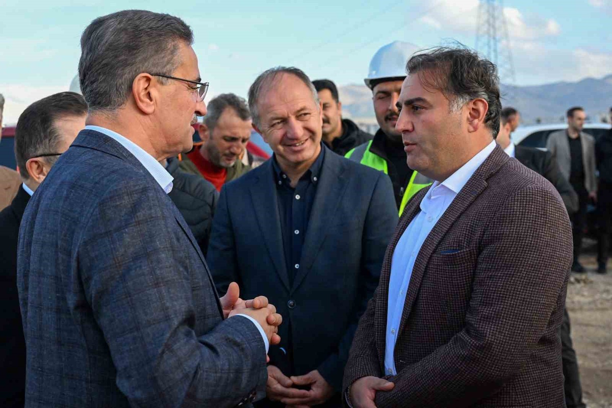 Erzurum'da Vali Baruş ile Milletvekili Altınok, yeni stadyum inşaatını inceledi