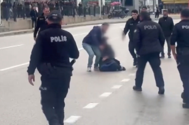 Eşi çocuklarını göstermeyince bıçağı kendi boğazına dayadı! O anlar kamerada