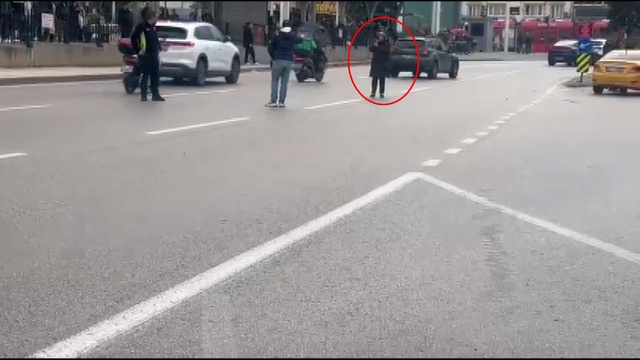 Eşi çocuklarını göstermeyince bıçağı kendi boğazına dayadı! O anlar kamerada