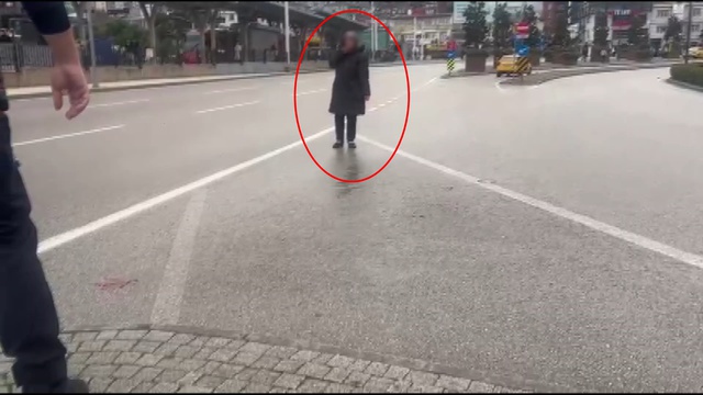 Eşi çocuklarını göstermeyince bıçağı kendi boğazına dayadı! O anlar kamerada