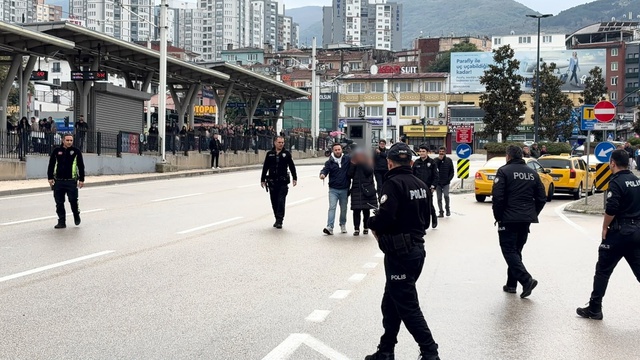 Eşi çocuklarını göstermeyince bıçağı kendi boğazına dayadı! O anlar kamerada