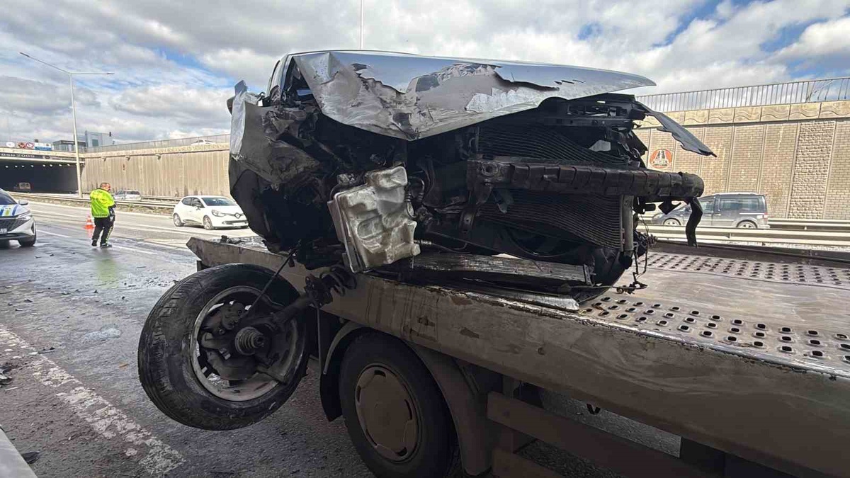 Eskişehir\'de iki otomobilin çarpıştığı kazada 2 kadın yaralandı, birinin durumu ağır